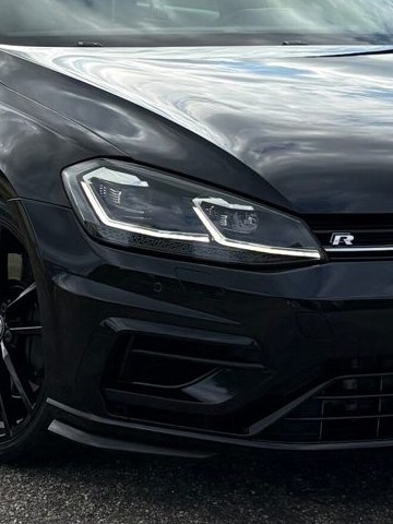 Heldere koplamp van een Volkswagen Golf R