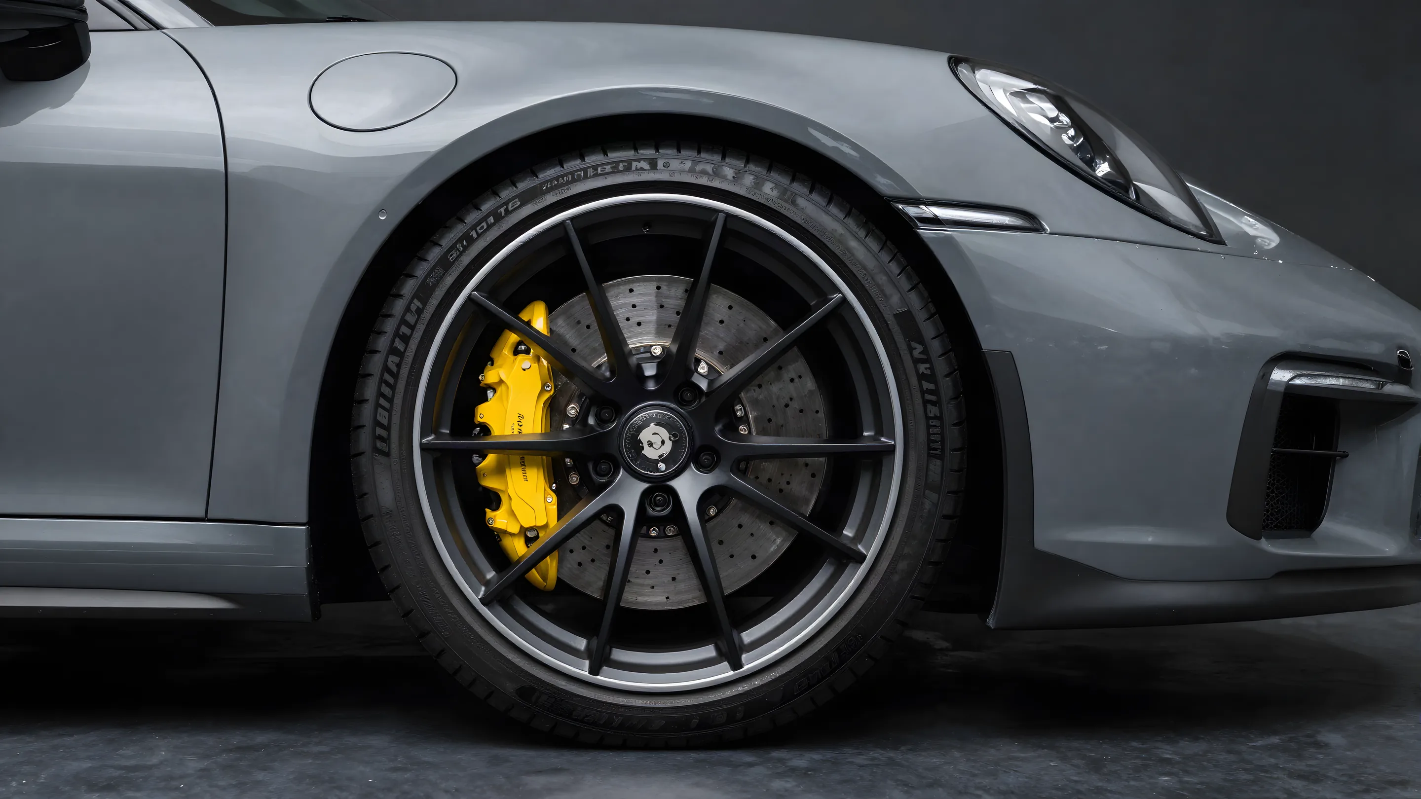 Velg met gele remklauw, schoon