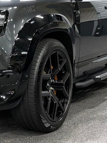 Gereinigde velg van een Land Rover Defender